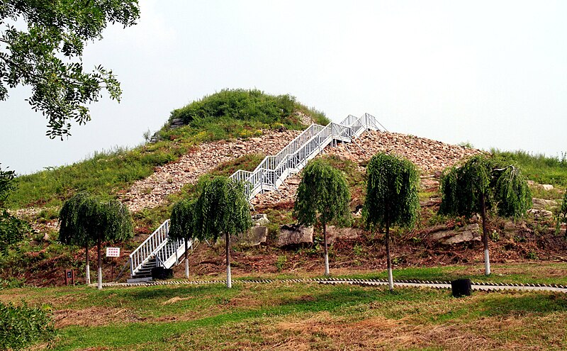 File:Gwanggaeto tomb 2011 07 24.jpg