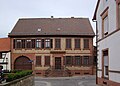 Göllheim, Hauptstraße 68: im Kern spätklassizistisches Wohnhaus mit Torfahrt, bezeichnet 1839, Umbau bezeichnet 1906, Gartenlaube 1881 used on 1 pages in 1 wikis