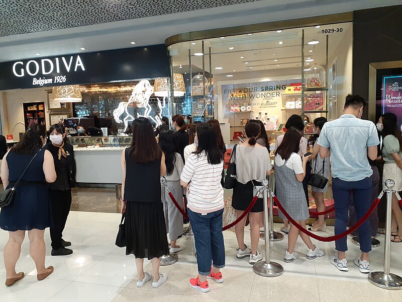 File:HK Central IFC Mall shop GODIVA Chocolate food visitors queue June 2020 SS2.jpg