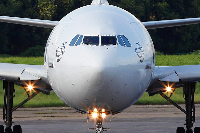 File:Head to Head with PIA Pakistan International Airlines Airbus A310-308 AP-BEG (8141576135).jpg