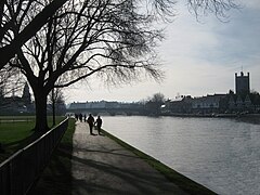 Tamiza, pięciopiętrowy most Henley, Leander Club (po lewej w tle) i wieża kościoła Mariackiego