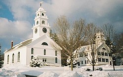 Seurakunnan kirkko (vasemmalla), Henniker Historical Society Museum (oikealla)