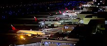 Aeropuerto Internacional de El Salvador durante banco de vuelos nocturnos de Avianca.