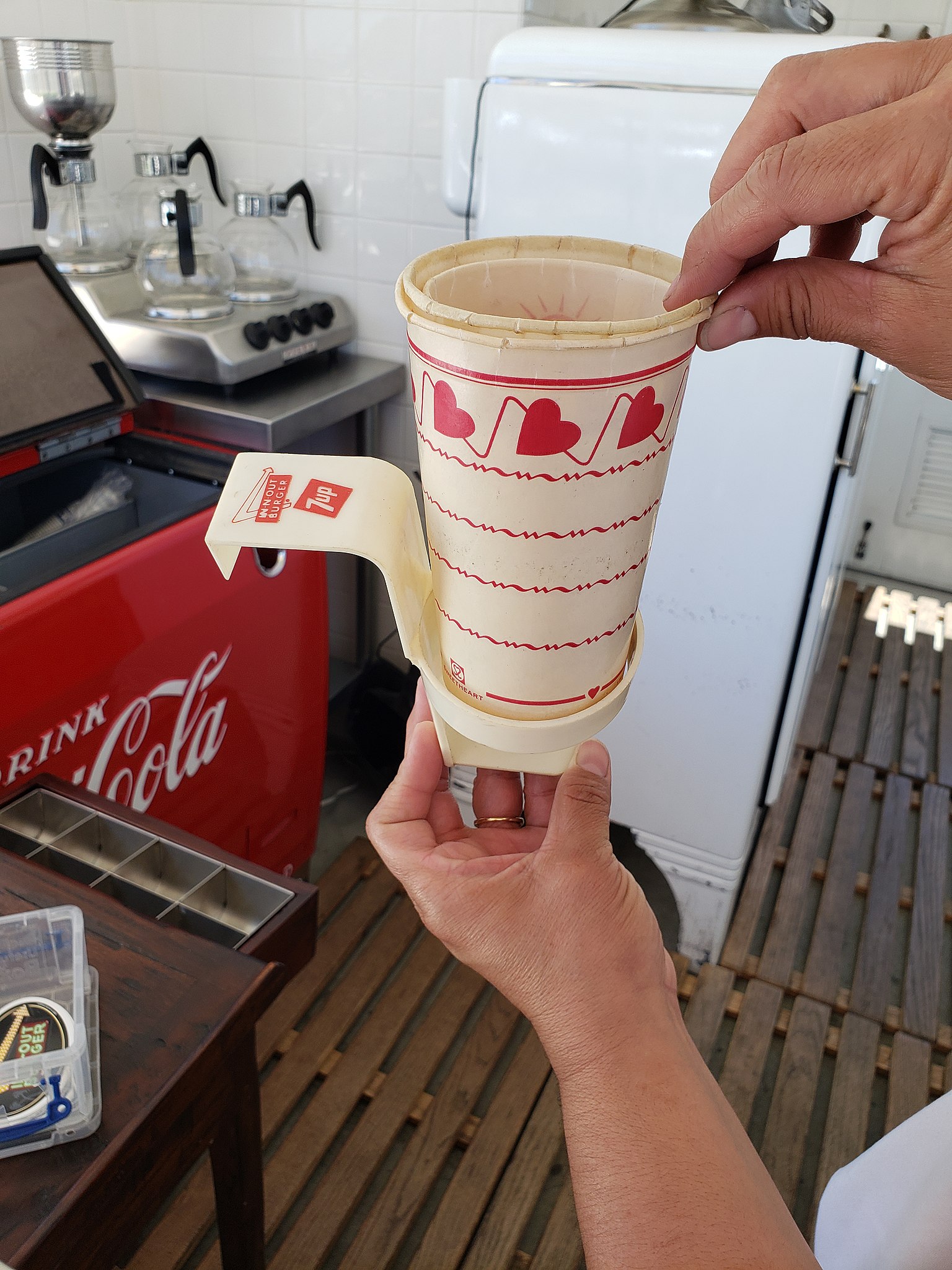File:In-n-Out Burger Sweethart cup and cup holder.jpg - Wikimedia Commons
