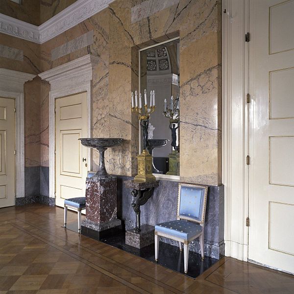 File:Interieur, staande lamp in de Stuczaal, gelegen aan de achterzijde van het corps de logis - Soestdijk - 20403469 - RCE.jpg