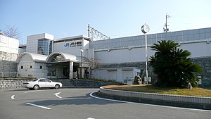 ایستگاه JR-Ogura در شمال ورودی. jpg