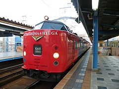 在宫崎车站的红色雾岛-日向号。
