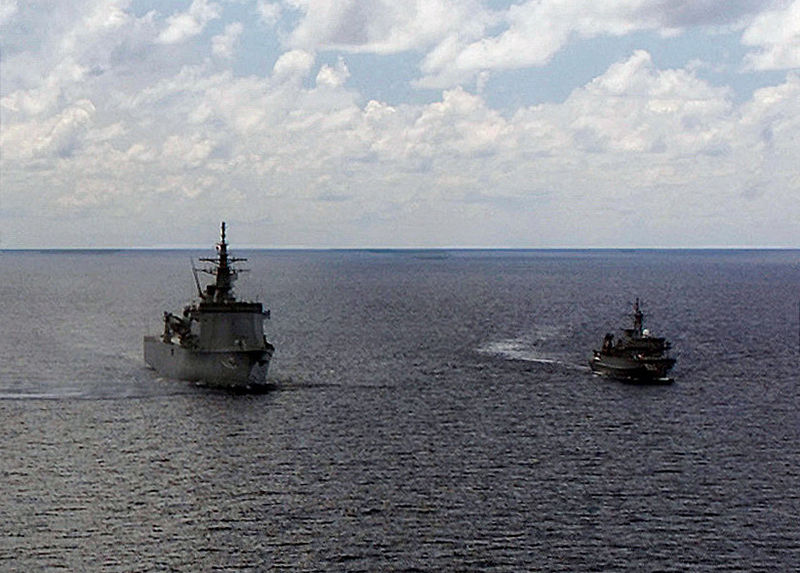 File:JS Bungo (MST-464) and JS Yaeyama (MSO-301), -7 Jun. 2001 a.jpg