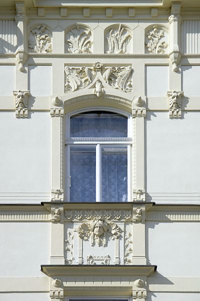 File:Jablonec nad Nisou 177 - Mirove namesti (okno).jpg