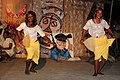 Jeunes femmes dansent sur musique traditionnelle au Bénin 02