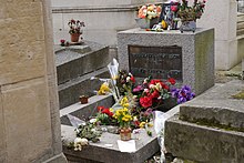 La tombe de Jim Morrison au cimetière du Père-Lachaise.