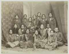 KITLV 19502 - Kassian Céphas - Javanese women in a photo studio in Yogyakarta - 1901-03-1902-07.tif