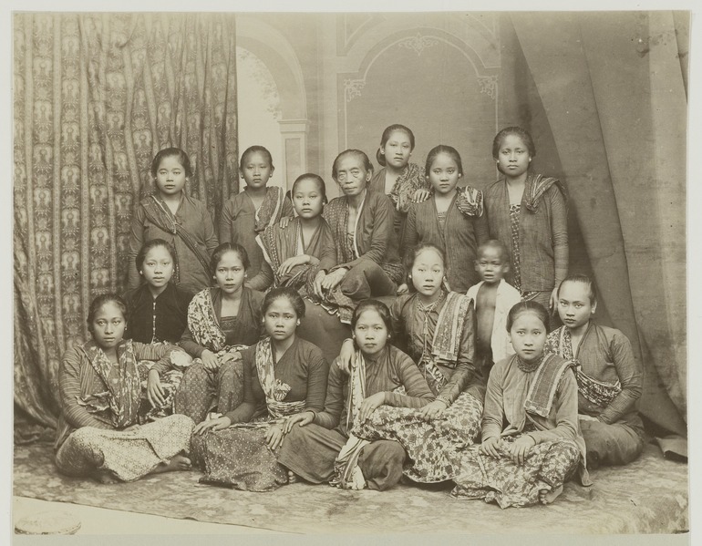 File:KITLV 19502 - Kassian Céphas - Javanese women in a photo studio in Yogyakarta - 1901-03-1902-07.tif