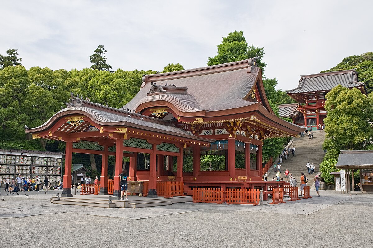 1200px-Kaguraden-Hachimangu_Kamakura.jpg