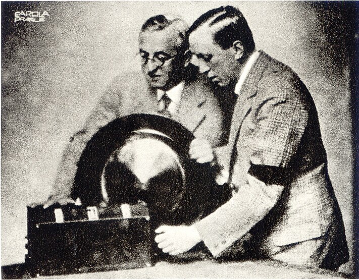 Brødrene Čapek ved et radioapparat, senest 1938