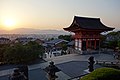 Výhľad na Kjóto a Niōmon z chrámu