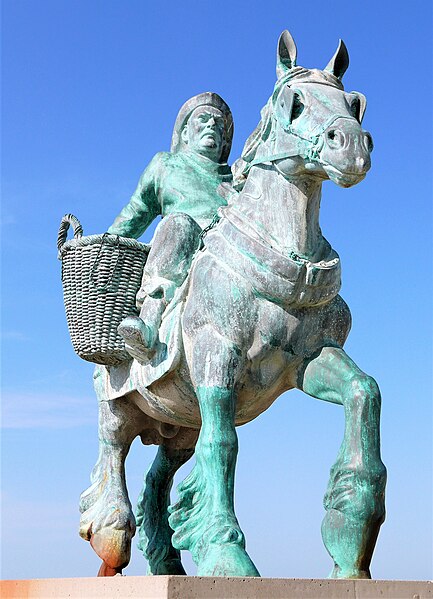 File:Krabbenfischer zu Pferd, Teilansicht des Bronzedenkmals in Ostduinkerke (Oostduinkerke Belgien).jpg