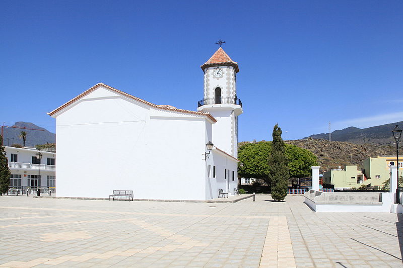 File:La Palma - Los Llanos - Carretera a Puerto Naos - Plaza Todoque + Iglesia San Pio X 02 ies.jpg