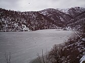 Lago inf. della Lavagnina e diga inverno 2010.jpg