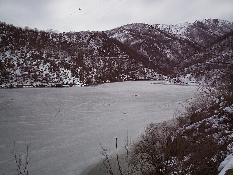File:Lago inf. della Lavagnina e diga inverno 2010.jpg