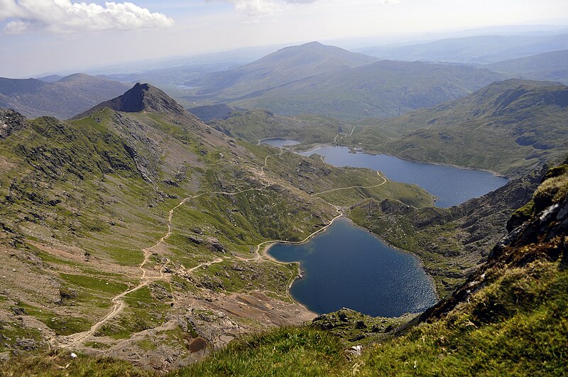 File:Lake's Llydaw&Glaslyn. (14781335054).jpg