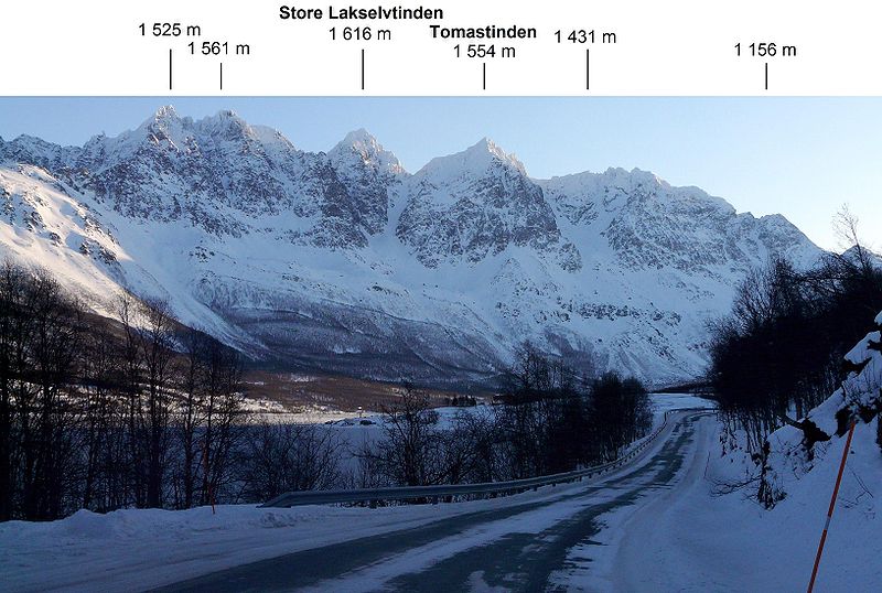 File:Lakselvtindane summits.jpg