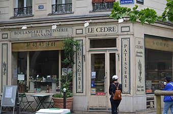 Boulangerie-pâtisserie libanaise à l'angle de la rue et de l'avenue Daumesnil.