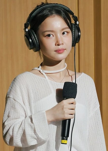 Lee performing for SBS Radio in September 2021