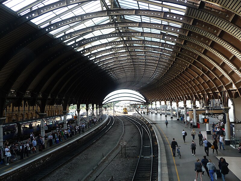 File:Leeds railway station (1) 18.jpg