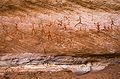 رسومات ملونة على الصخر في كهوف أكاكوس في ليبيا توضح حيوانات وبشر، وتبين التغير الدراماتيكي في الطبيعة في المنطقة.