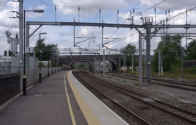 File:Lichfield Trent Valley railway station MMB 01 350101.jpg