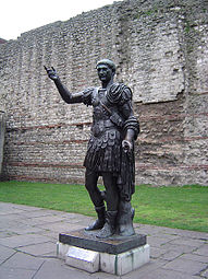 Statua di Traiano, replica della Statua di Traiano da Minturno, posta di fronte ai resti delle mura romane di Tower Hill
