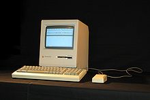 Photographie d'un ordinateur équipé d'un clavier, d'un écran et d'une souris