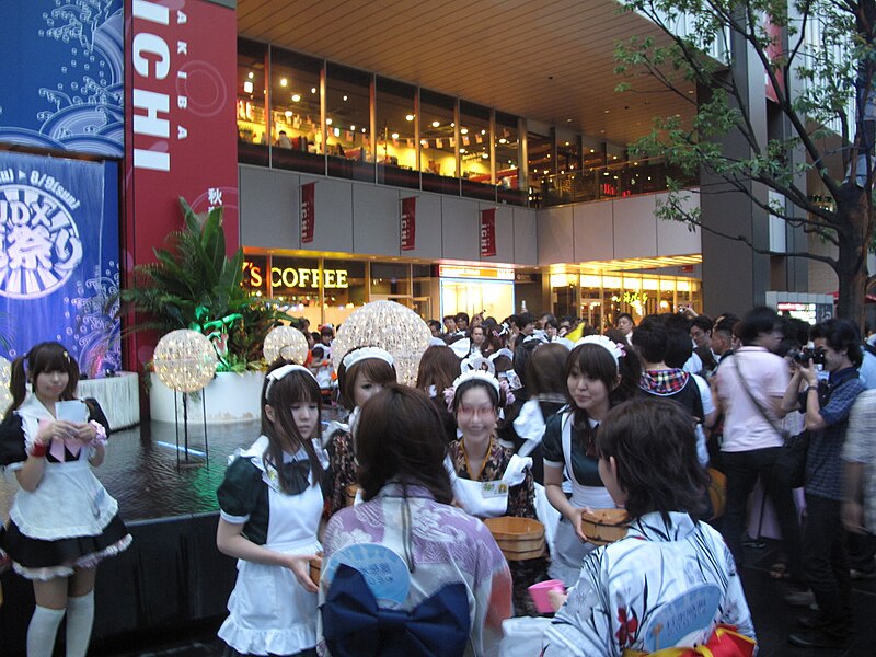File:Maids and Yukata girls in AKIBA ICHI, Akihabara Uchimizukko 2009 (2009-08-01 18.29.14 by extremematsuri).jpg