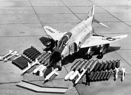 Tập_tin:McDonnell_Douglas_F-4C_with_armament_layout_061006-F-1234S-024.jpg