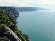 Le plateau calcaire et karstique du Carso, Kras en slovène, plonge dans la mer Adriatique, ici dans la région de Trieste.