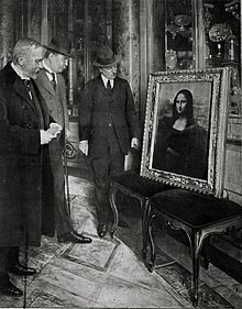 La Gioconda in mostra nella Galleria degli Uffizi di Firenze, anno 1913. Il direttore del Museo Giovanni Poggi (a destra) controlla il dipinto.