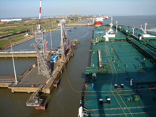 Een olietanker tijdens het afmeren in Donges bij Saint-Nazaire.