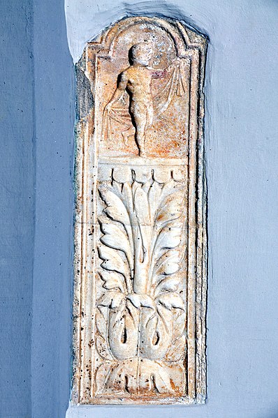 File:Moosburg Pfarrkirche roemerzeitlicher Grabbau mit Taenzer auf Akanthusbluete 30102010 999.jpg