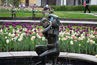 Närbild på statyn Morgonbad av Stig Blomberg