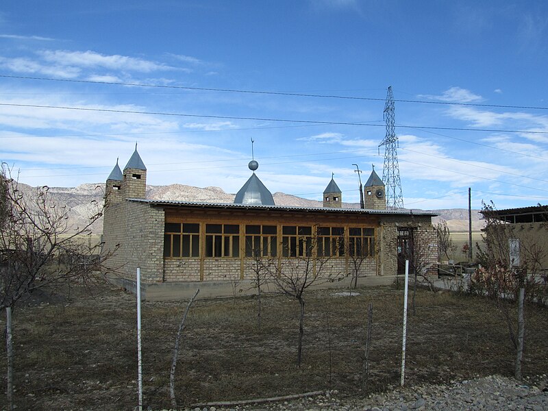 File:Mosque, Leilek.JPG