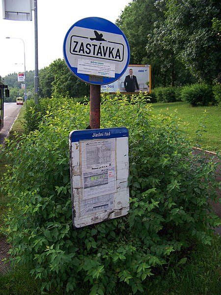 File:Most, Rudolická, zastávkový sloupek Kavka.jpg