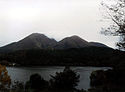 Monte Sanbe y estanque Ukinuno.JPG