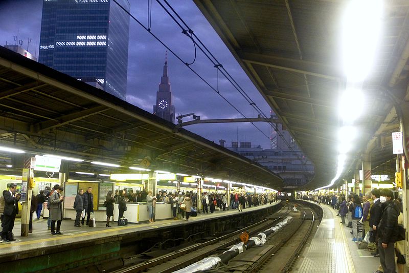 File:NTT DoCoMo Yoyogi Building from Shinjuku Station platforms - dec 22 2015.jpg