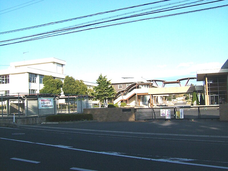 File:Nagi town Nagi junior high school.jpg