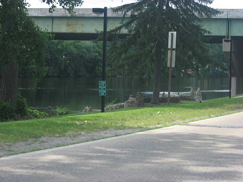 File:Northside Boulevard Riverwall.jpg