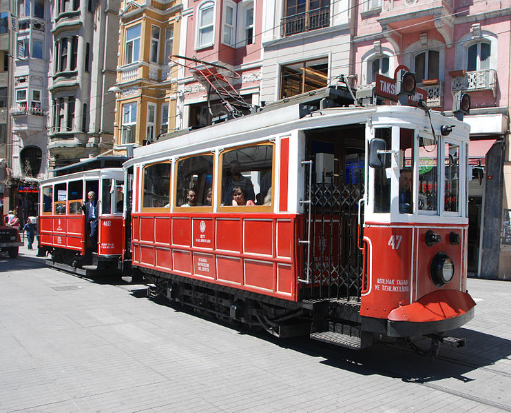 Archivo:Nostalgic tram on Istiklal Avenue in Istanbul.jpg