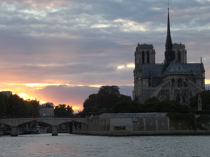 File:Notre-Dame de Paris vue de la Seine.jpg