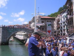 O puerto d'Ondarroa, con o puent viello.