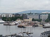 Rådhusbryggene med den gamle Vestbanen og Vika i bakgrunnen 2013. Helt til venstre sees Nesoddbåten.